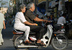 バイクに乗るベトナム人夫婦