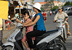 バイクに乗るベトナム人親子